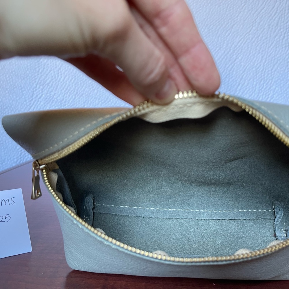 Portland Leather Goods – Nimbus Utility Bag - Picture 3 of 5